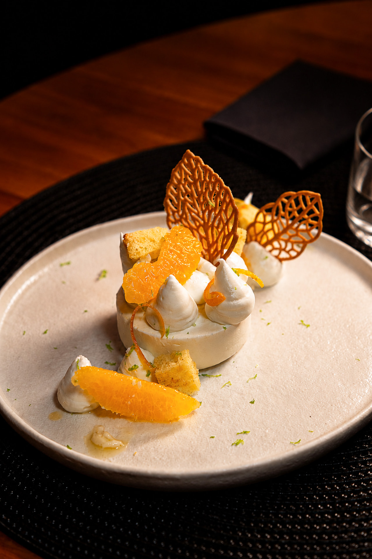 Vacherin agrumes, meringue et zestes de citron vert