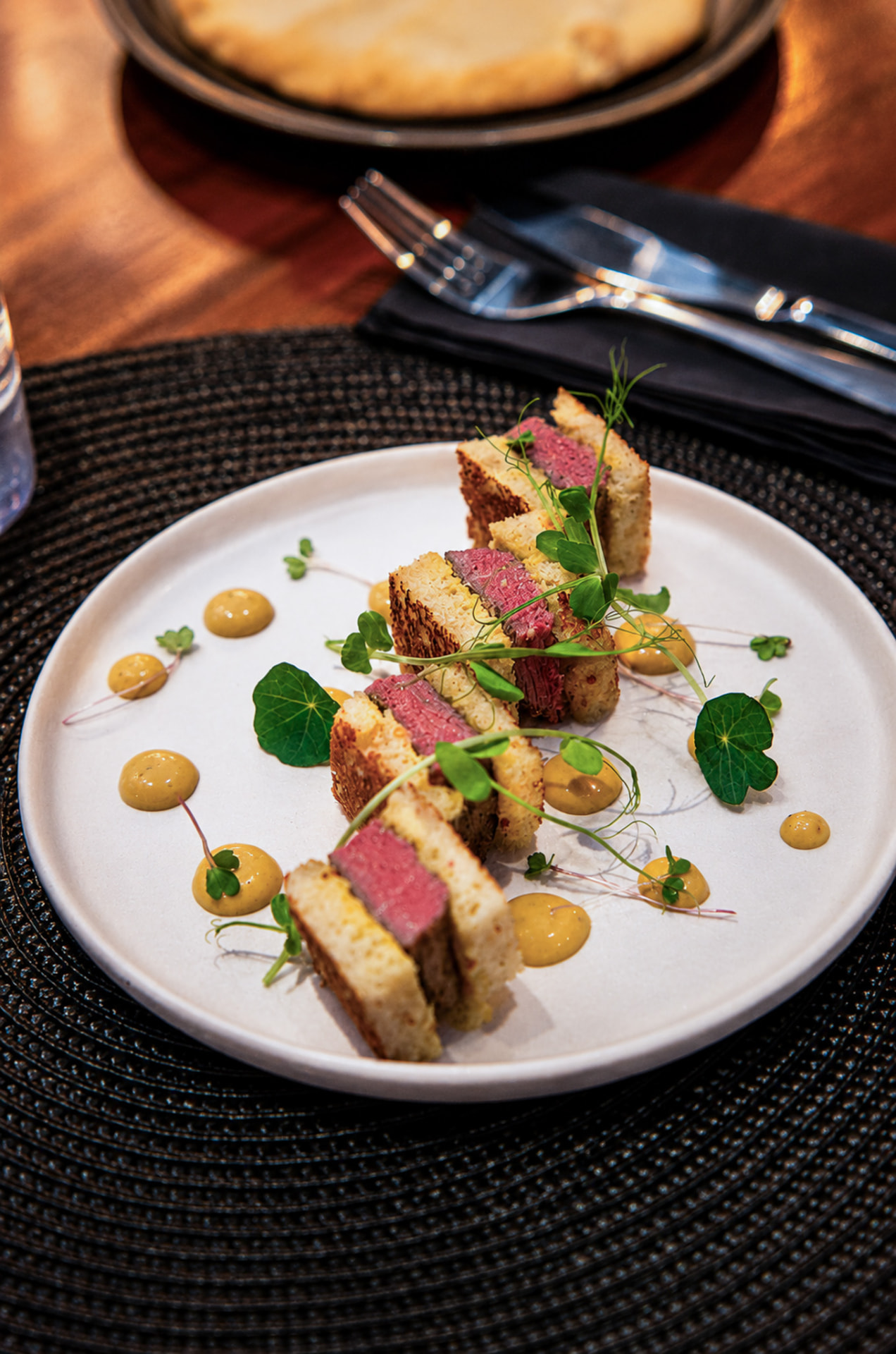 Sando de bœuf en entrée, condiment moutardé