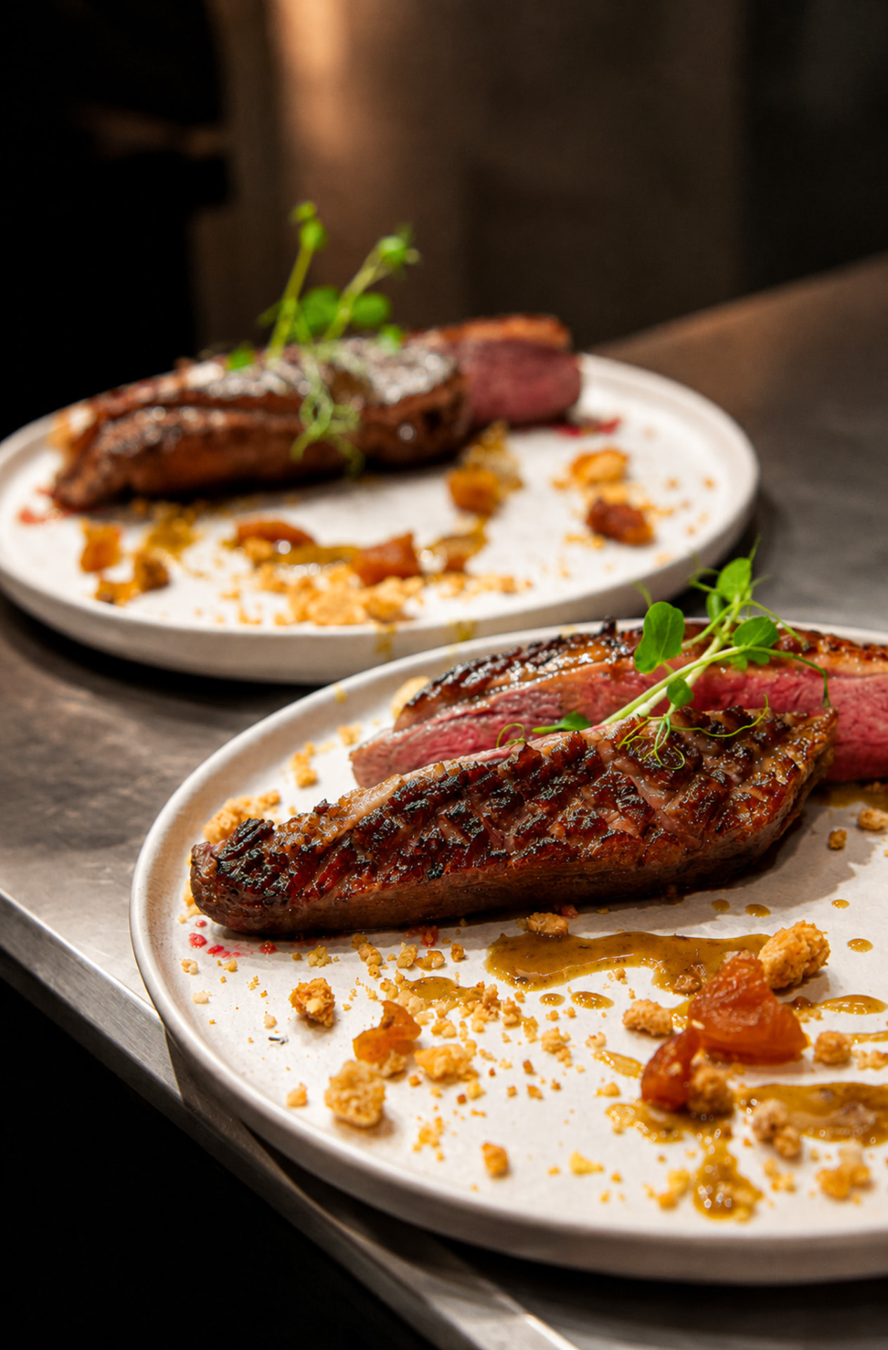 Magret de canard laqué, chutney et éclats croustillants