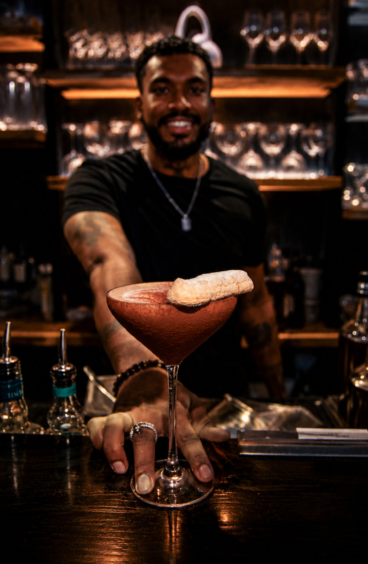 Barman du AMA présentant un cocktail tiramisu