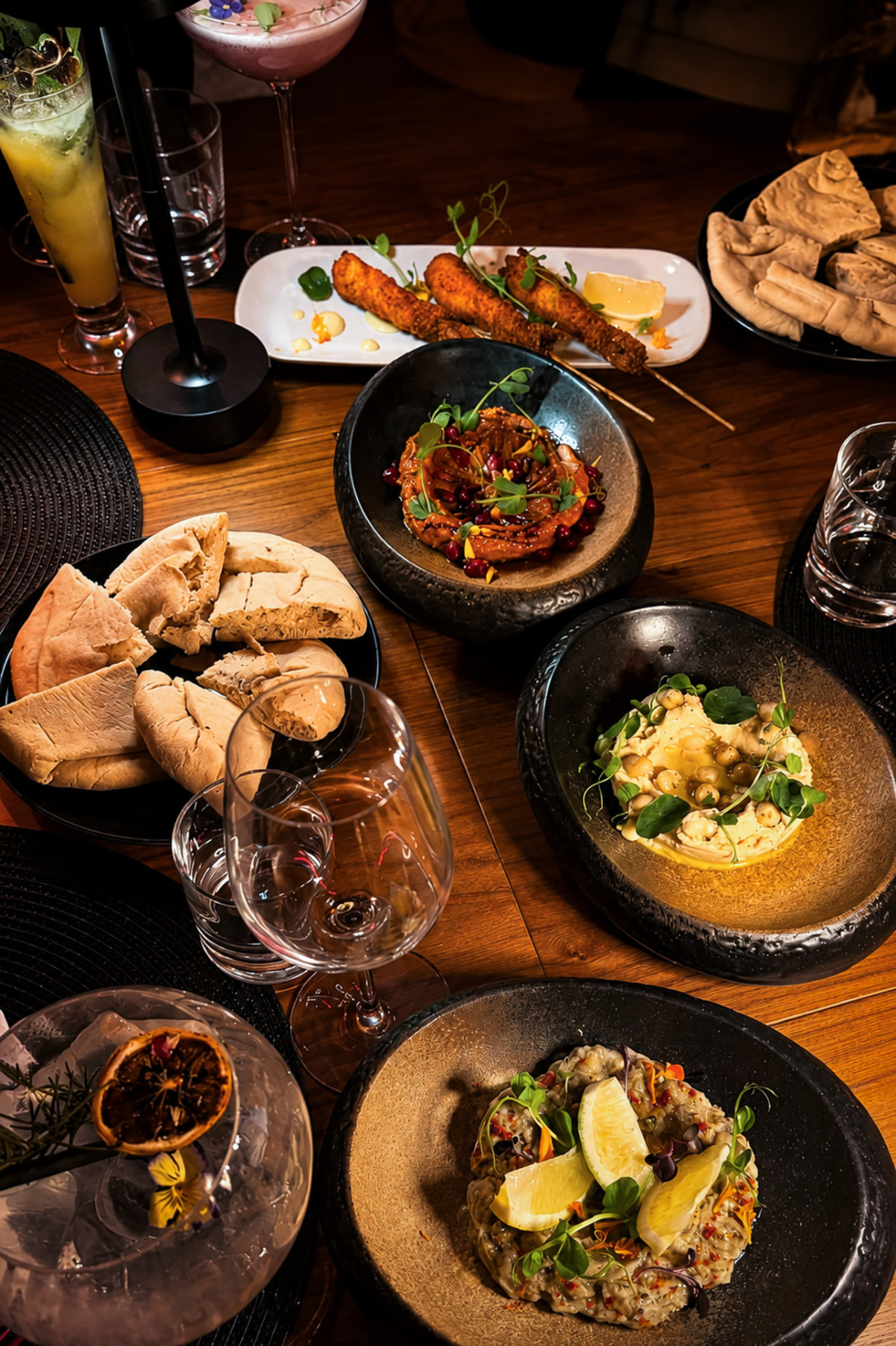 Table de mezzés : houmous, caviar d'aubergine, pains et cocktails